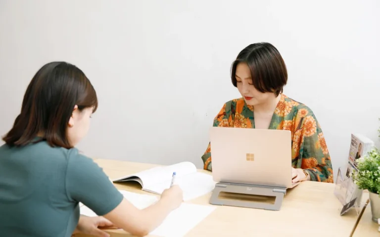 顧問與學生面對面，看著筆電討論留學規劃