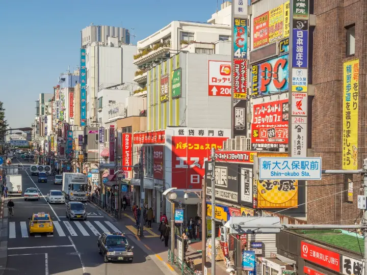 東京新大久保街景(MCA 三峰日本語學校所在地,示意圖)