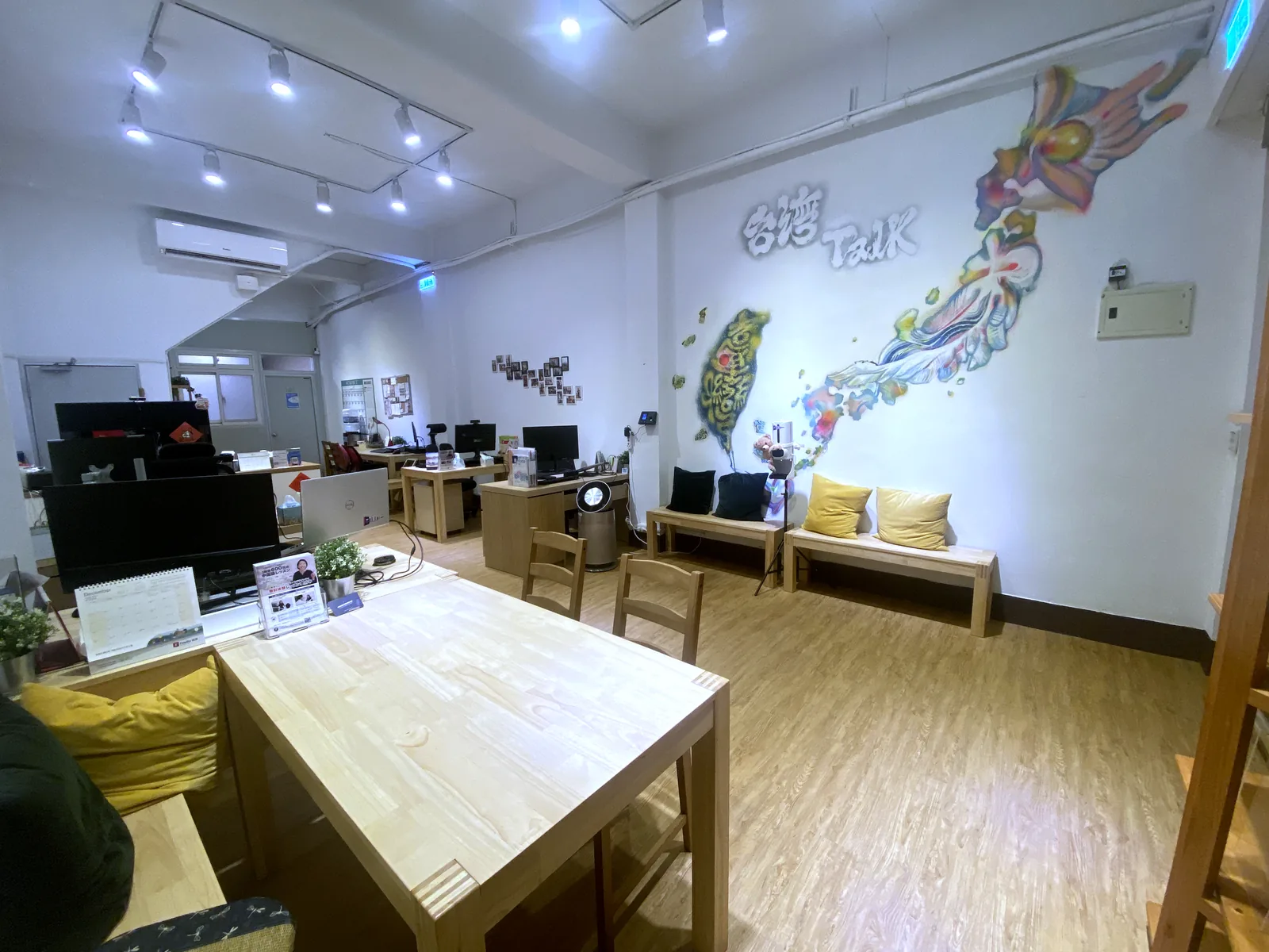 台灣Talk 台中教室辦公區:日本地圖彩繪牆與大木桌