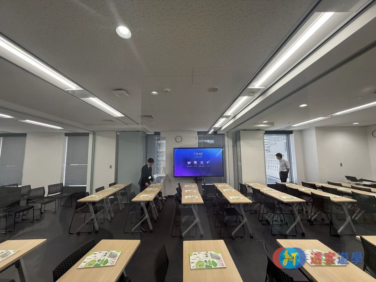 ISI 新宿本校教室，配有大型顯示螢幕
