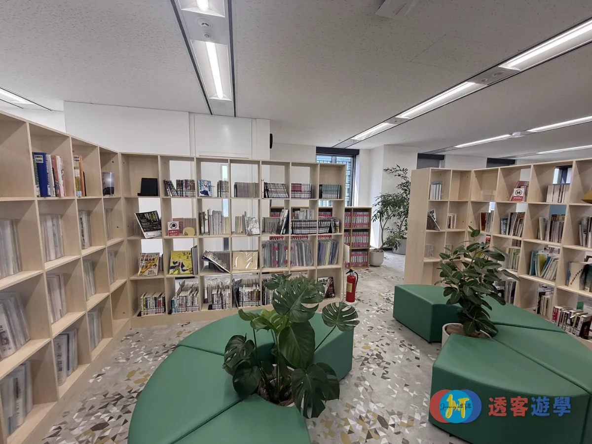 ISI 新宿本校圖書區，書架與沙發座位