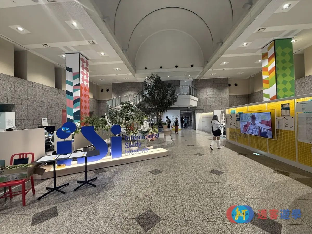 ISI 新宿本校一樓大廳，挑高空間與接待區