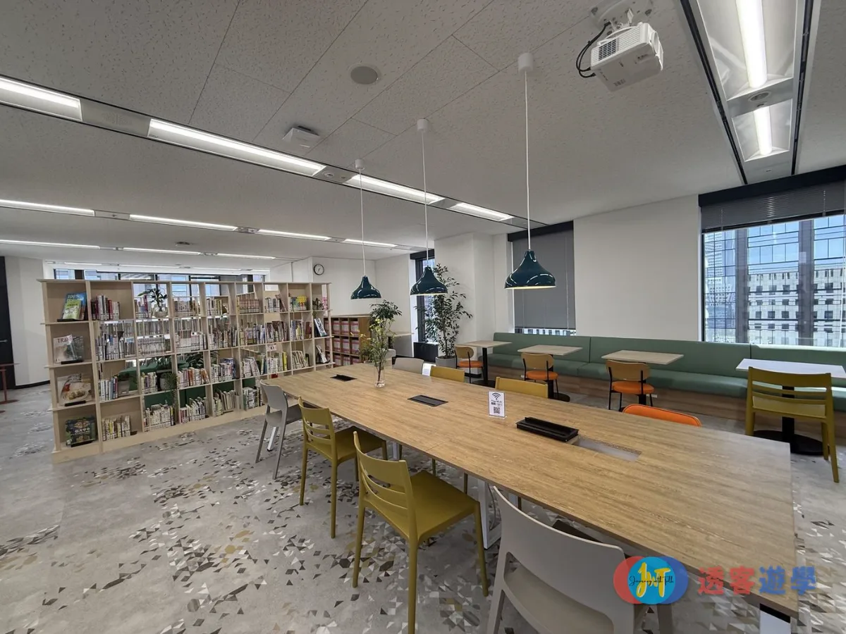 ISI 新宿本校共用學習區，長桌與書牆