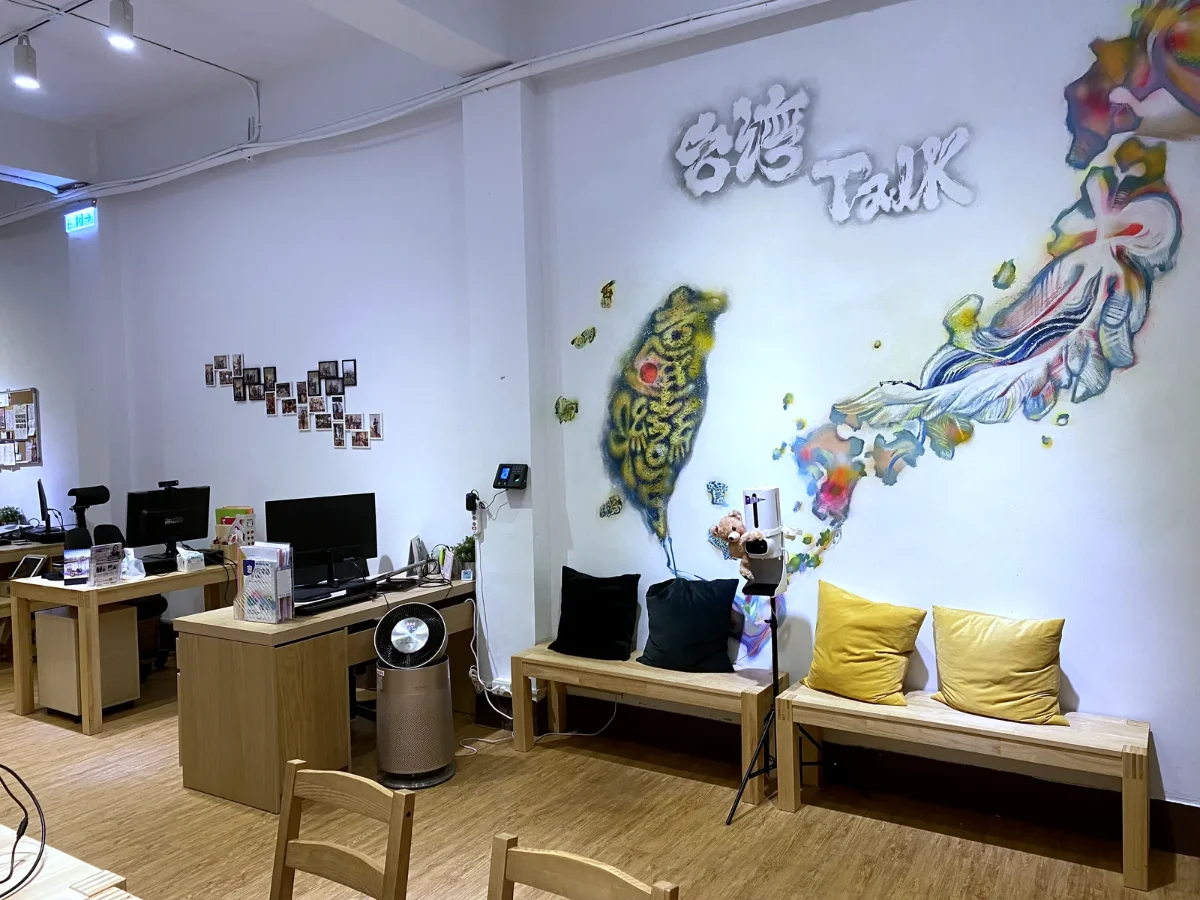 台灣Talk 台中教室等候區:台灣Talk 彩繪牆與木質長椅